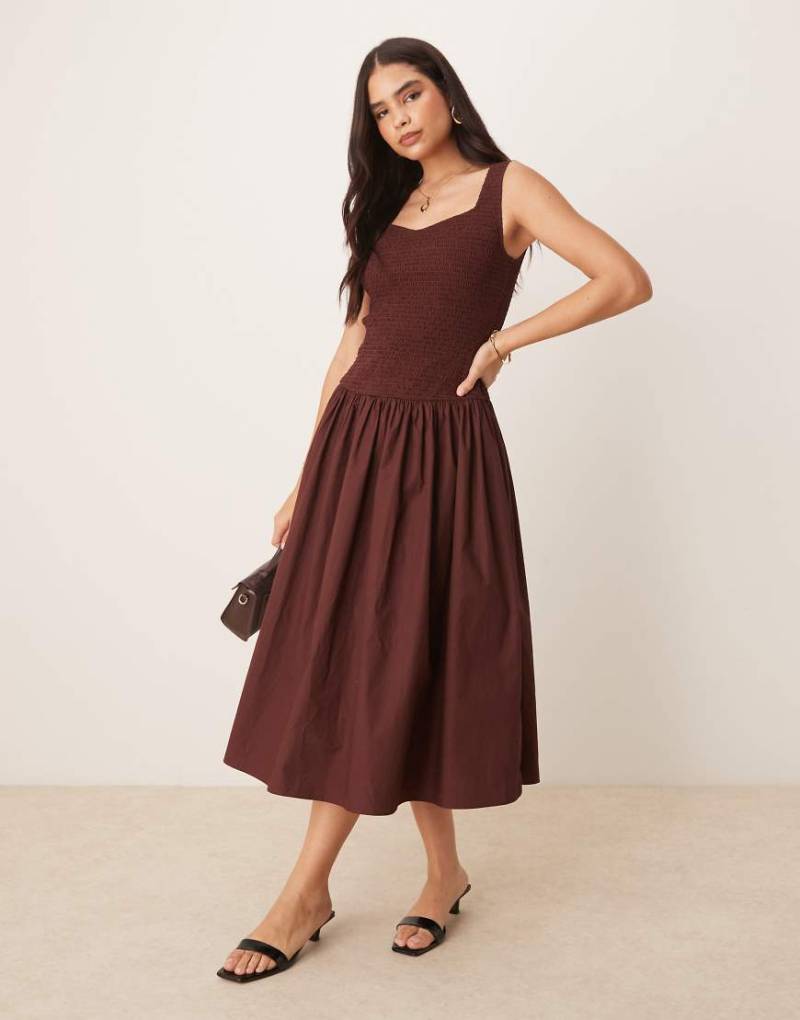 Nobody's Child - Thalia - Midikleid in Schokobraun mit gesmoktem Oberteil und tief angesetzter Taille von Nobody's Child