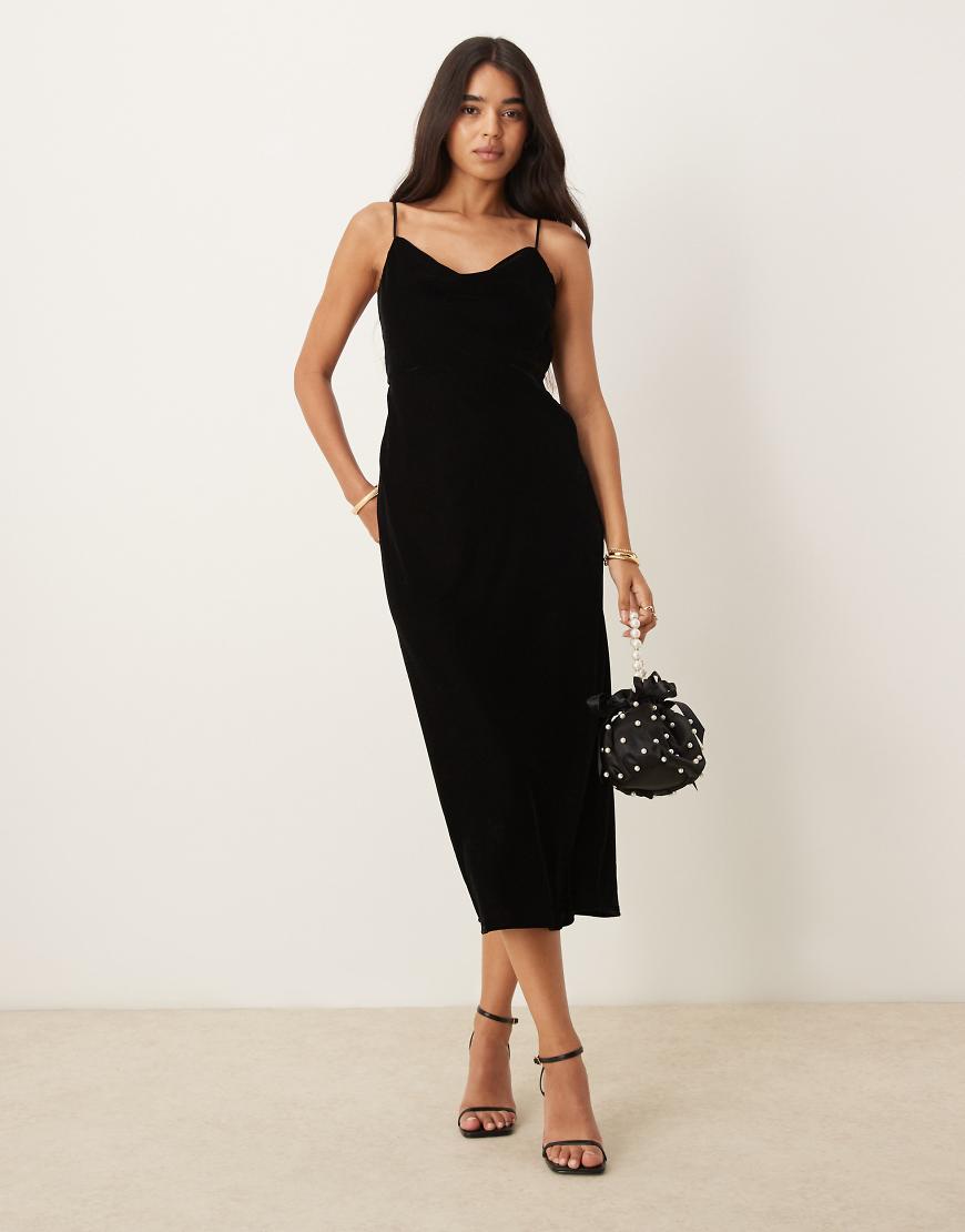Nobody's Child - Trixie - Midi-Trägerkleid aus Samt in Schwarz Nobody's Child - Trixie - Midi-Trägerkleid aus Samt in Schwarz von Nobody's Child