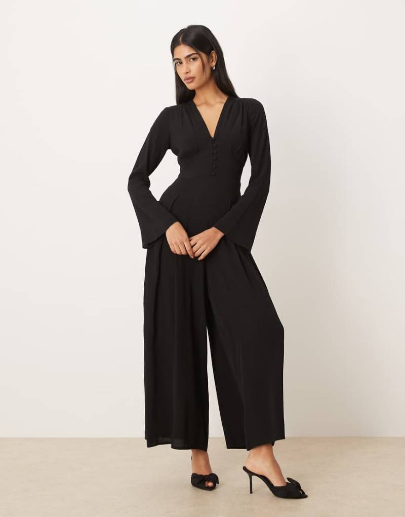 Nobody's Child - Valencia - Jumpsuit in Schwarz mit V-Ausschnitt, Knopfleiste vorn und plissiertem Bein von Nobody's Child