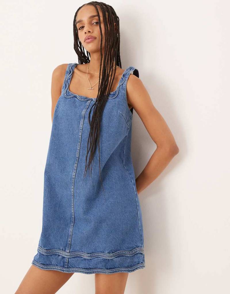 Nobody's Child - Violet - Mini-Jeanskleid in Mittelblau mit Zickzack-Detail von Nobody's Child