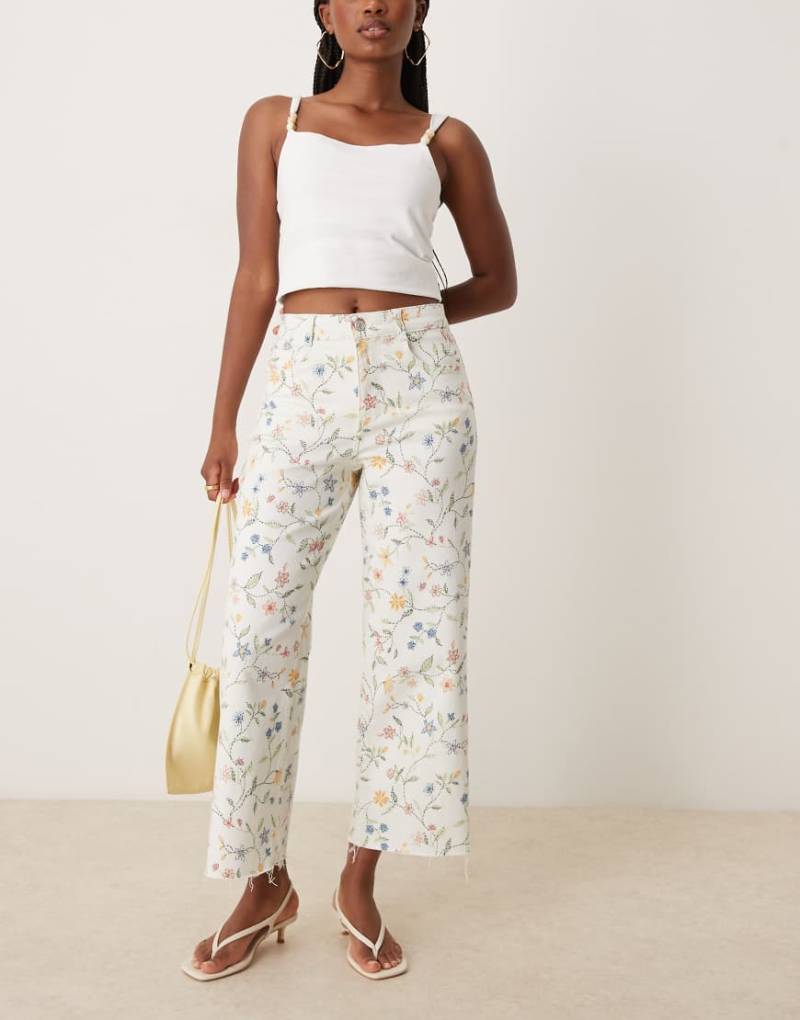 Nobody's Child - Weit geschnittene Cropped-Jeans in Weiß geblümt von Nobody's Child