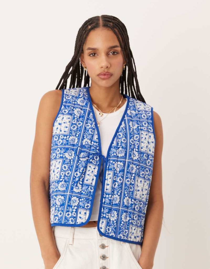 Nobody's Child - Western-Steppweste in Blau mit Bandana-Print von Nobody's Child