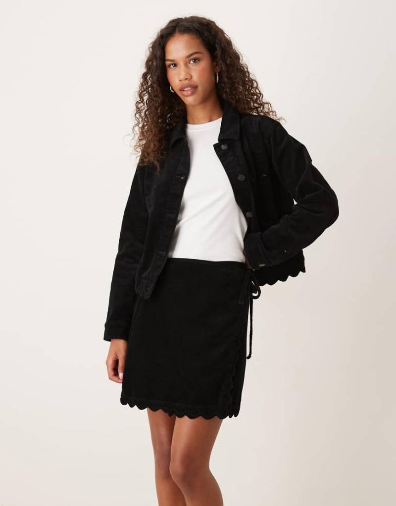 Nobody's Child - Wickel-Minirock aus Cord in Schwarz mit Muschelsaum, Kombiteil von Nobody's Child