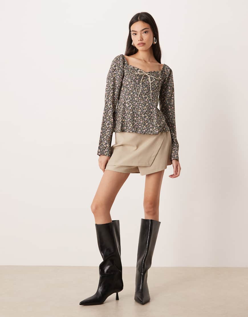 Nobody's Child - Winslet - Oberteil mit Blumenmuster, herzförmigem Ausschnitt, Kragen mit Muschelrand und Schleifendetail-Schwarz von Nobody's Child