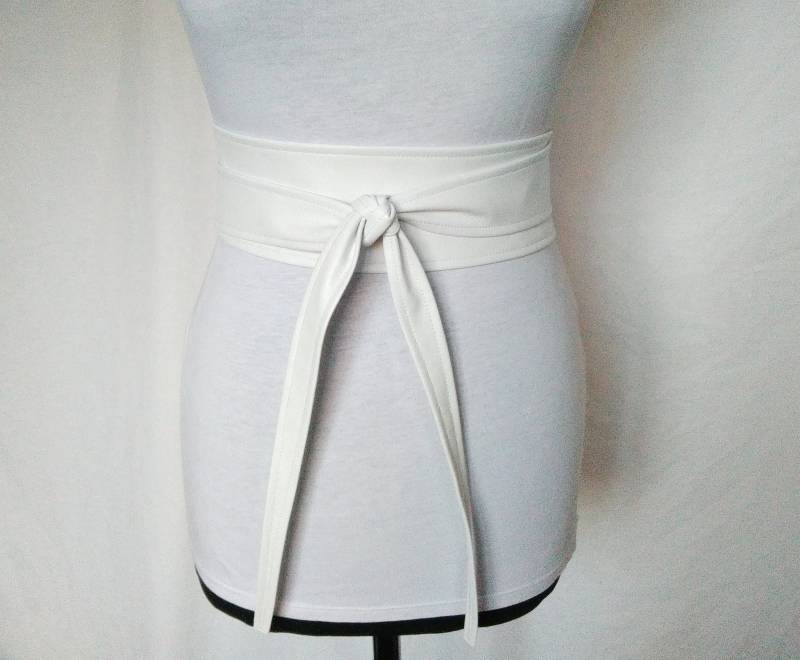 Weißer Frauen Gürtel Schwarzer Ledergürtel Breiter Obi Wrap 3 Zoll Taillenmieder von NobodyReallyKnows