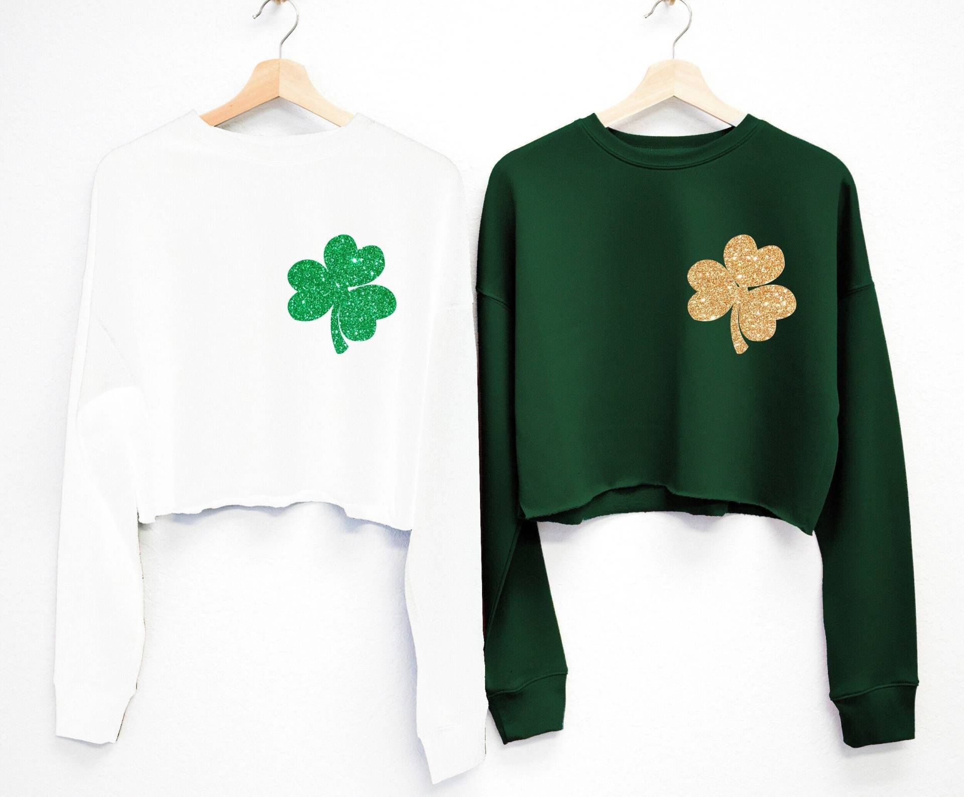 Glitzer Kleeblatt Pocket Print St. Patrick's Day Cropped Pullover, Patty Es Shirt Damen, Damen St Patricks Crop Top Pullover von NobullWomanApparel