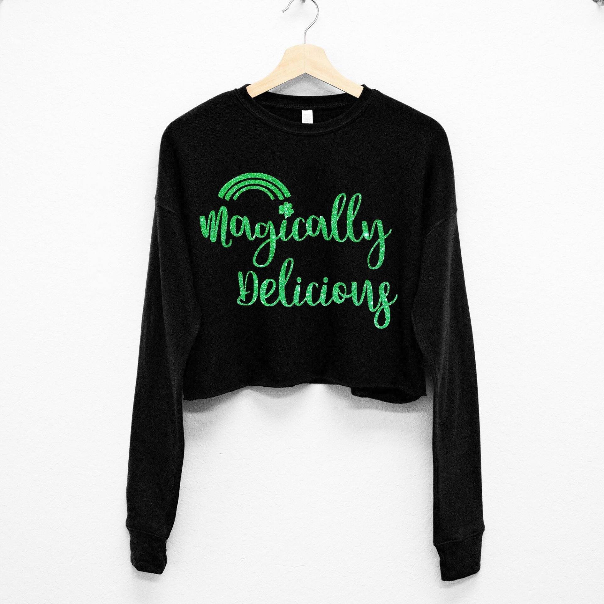 Glitzer Magically Delicious St. Patrick's Day Cropped Pullover, Patty Es Shirts Damen, Damen St Patrick Crop Tops von NobullWomanApparel