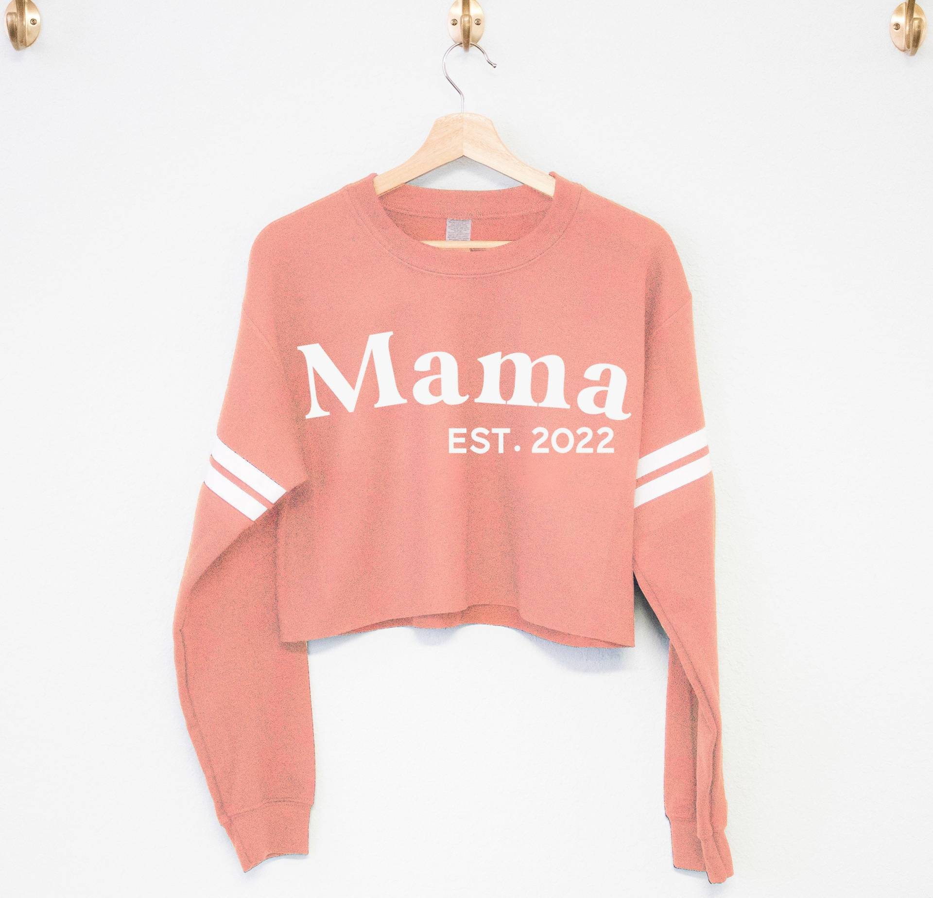 Mama Est. Cropped Sweater Custom Date, Mama Shirts, Sweatshirts, Est Personalisierte Custom Mothers Day Shirts von NobullWomanApparel