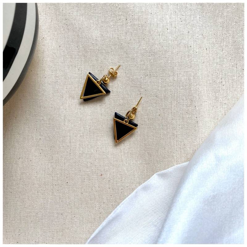 Ohrringe Paula - Vergoldete Triangle in Schwarz von NodeNodeOfficial