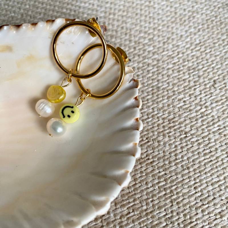 Runde Vergoldete Ohrringe Mit Süßwasserzuchtperle Und Passendem Smiley Runde Vergoldete Ohrringe Mit Süßwasserzuchtperle Und Passendem Smiley von NodeNodeOfficial
