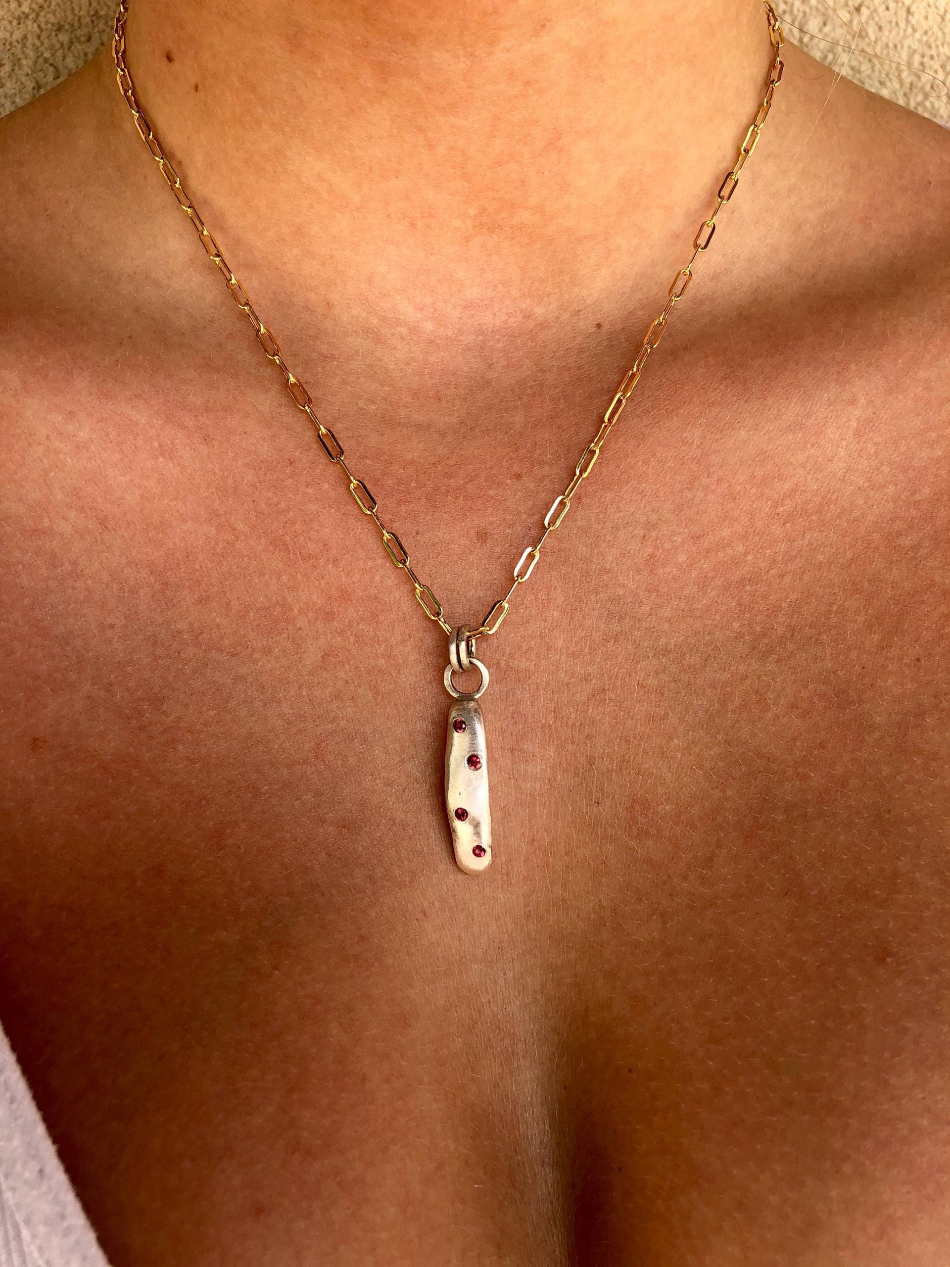 Feine Silber Anhänger Mit Roten Saphire Feine Silber Anhänger Mit Roten Saphire von NoeeRoshkoDesigns