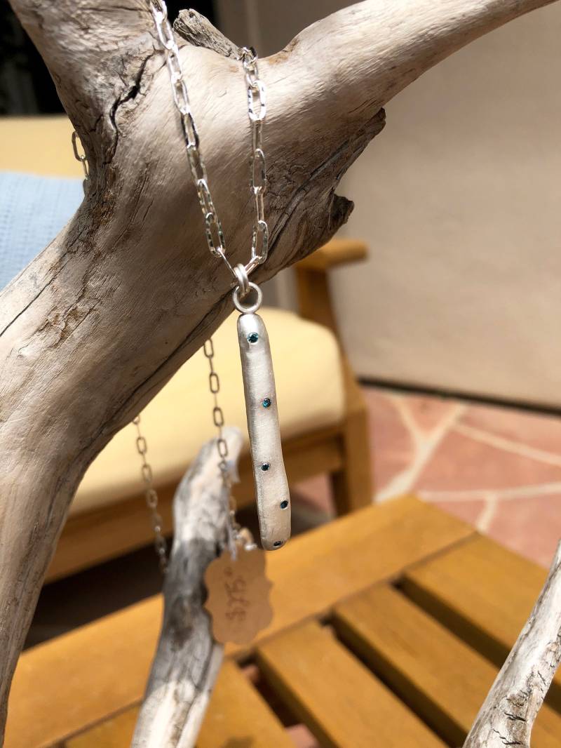 Fine Silver Bar Anhänger Mit Blauen Diamanten Fine Silver Bar Anhänger Mit Blauen Diamanten von NoeeRoshkoDesigns