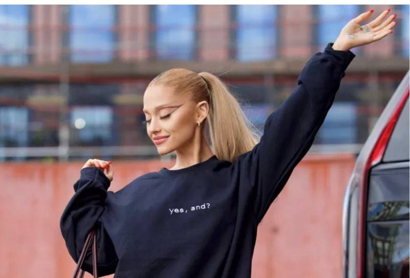 Ariana Grande "Ja, Und?' Rundhals-Sweatshirt Arinator Merch Ariana Grande "Ja, Und?' Rundhals-Sweatshirt Arinator Merch von Houseofthepopculture
