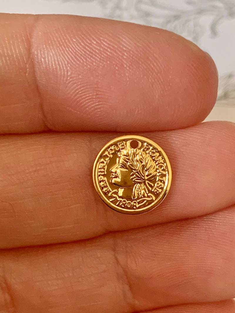 Kreisanhänger Mit Medaillendruck „Caesar", 12 Mm Vergoldeter 0, 5 Mikrometer Anhänger Kreisanhänger Mit Medaillendruck „Caesar", 12 Mm Vergoldeter 0, 5 Mikrometer Anhänger von NoiiSyFrance