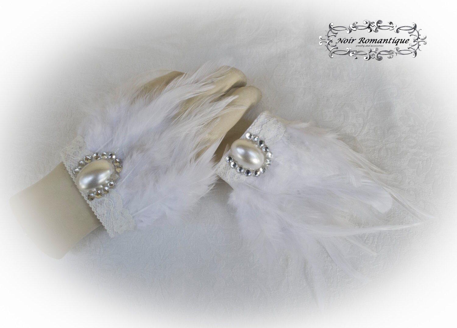 Das White Swan Feder Manschetten-Feder Manschette Satz-Weiß/Elfenbein Gothic Manschetten-Gothic Manschetten-Braut Manschetten-Fantasy Zubehör von NoirRomantique