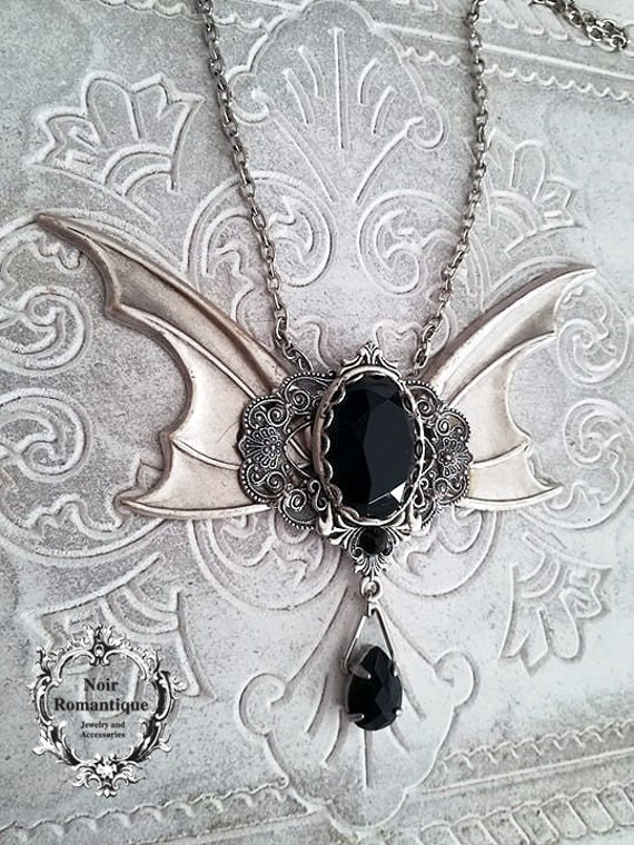 Die Fledermaus Dame Silber Gothic Halskette-Gothic Flügel Halskette-Halloween von NoirRomantique