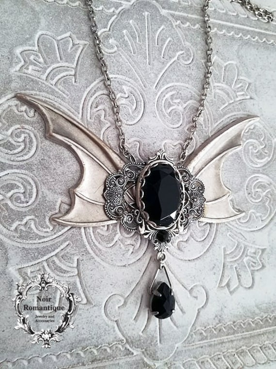 Die Fledermaus Dame Silber Gothic Halskette-Gothic Flügel Halskette-Halloween von NoirRomantique