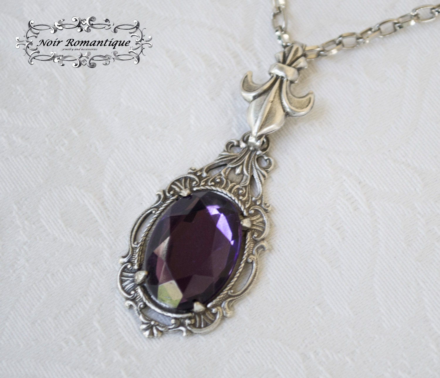 Fleur De Lis Silber Verschnörkelter Tropfen Anhänger Mit Lila Gemme-Viktorianisch Gothic Schmuck-Gothic Halskette Charm von NoirRomantique