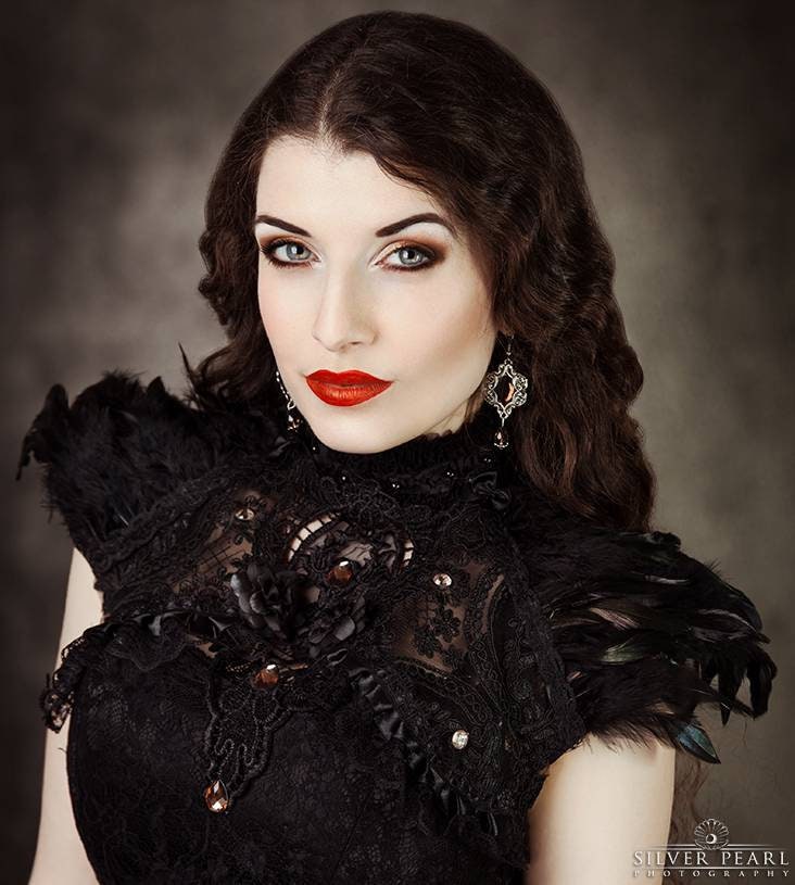 Schwarze Königsblaue Spitze Und Feder-Gothic-Brustschmuck-Feder-Gothic Fantasy Outfit-Brauttruhe von NoirRomantique