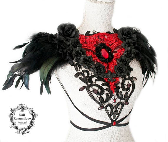 Schwarze Spitze Und Feder Kragen Mit Roten Details-Bruststück-Blumen Brustschmuck-Fantasy Kostüm-Gothic Bruststück-Fertig Zum Versand von NoirRomantique