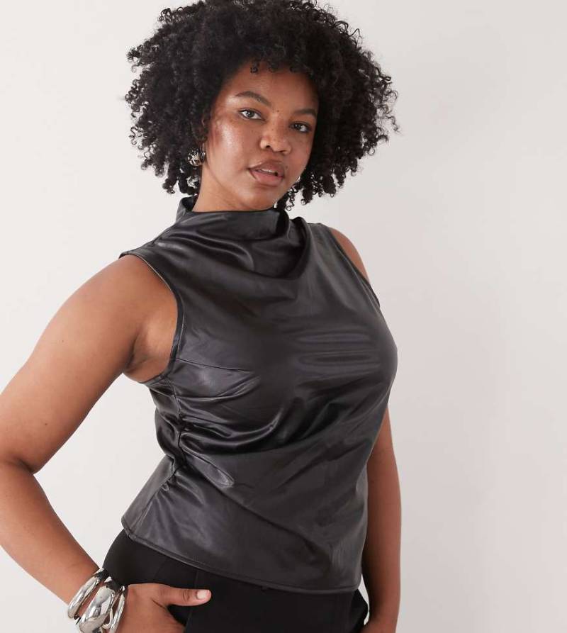 Noisy May Curve - Asymmetrisches, hochgeschlossenes Oberteil aus Kunstleder in Schwarz Noisy May Curve - Asymmetrisches, hochgeschlossenes Oberteil aus Kunstleder in Schwarz von Noisy May Curve