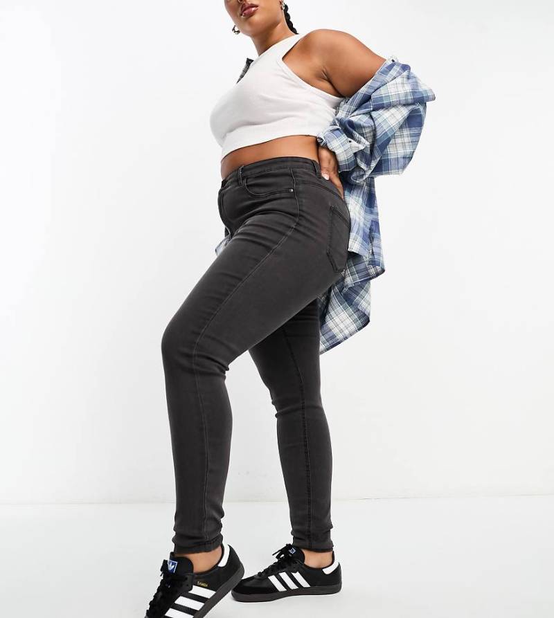 Noisy May Curve - Jeans in Grau mit engem Schnitt und hohem Bund von Noisy May Curve