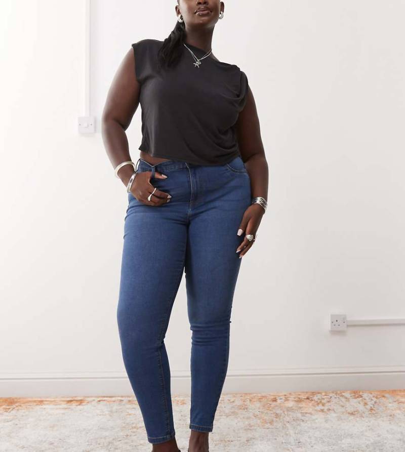 Noisy May Curve - Jeans in mittelblauer Waschung mit engem Schnitt und hohem Bund von Noisy May Curve
