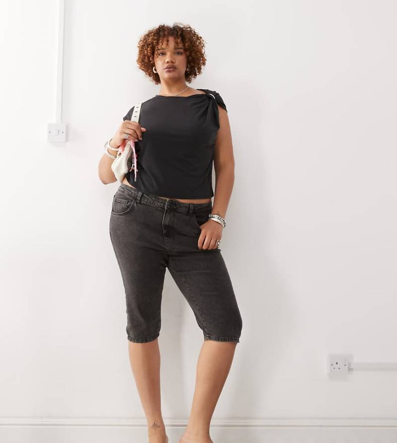 Noisy May Curve - Caprihose aus Denim in verwaschenem Schwarz von Noisy May Curve