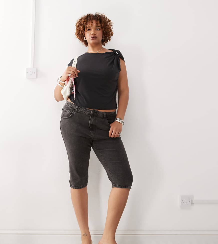 Noisy May Curve - Caprihose aus Denim in verwaschenem Schwarz Noisy May Curve - Caprihose aus Denim in verwaschenem Schwarz von Noisy May Curve
