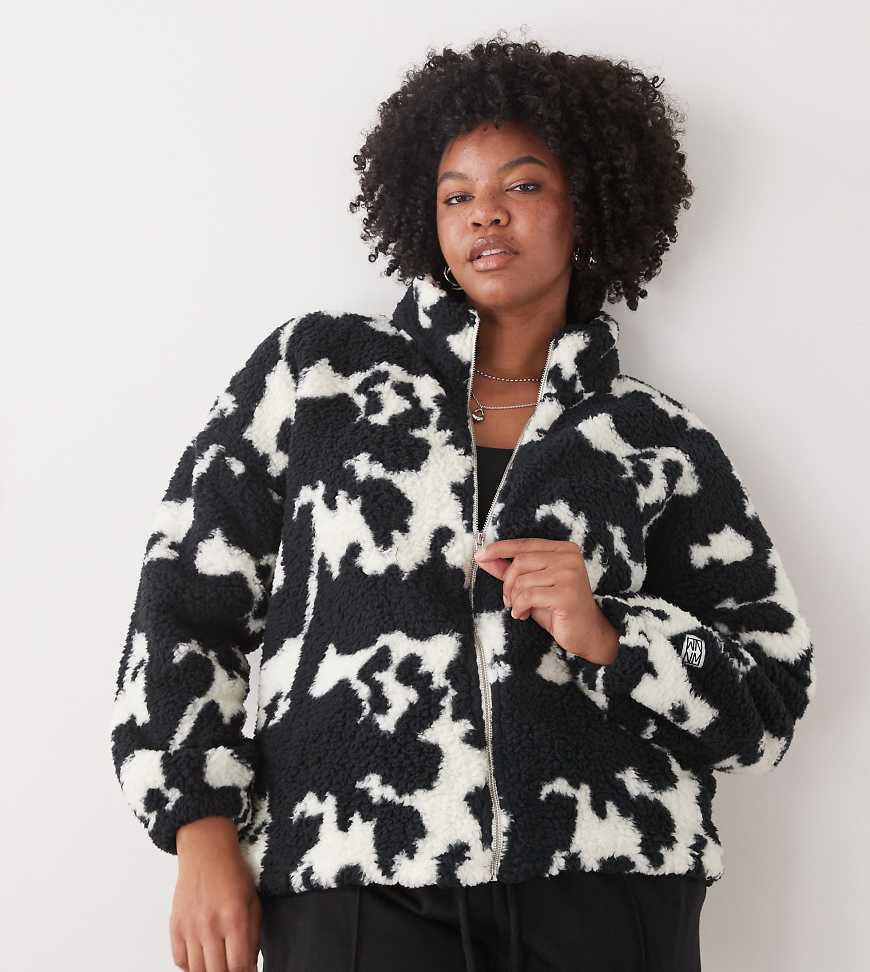 Noisy May Curve - Fleece-Jacke mit Kuhmuster in Schwarz und Weiß und Reißverschluss Noisy May Curve - Fleece-Jacke mit Kuhmuster in Schwarz und Weiß und Reißverschluss von Noisy May Curve