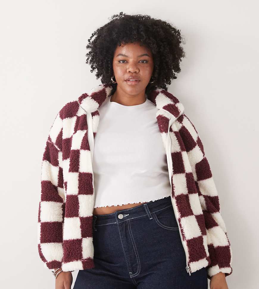 Noisy May Curve - Fleecejacke in Burgunderrot mit durchgehendem Reißverschluss und Schachbrettmuster von Noisy May Curve