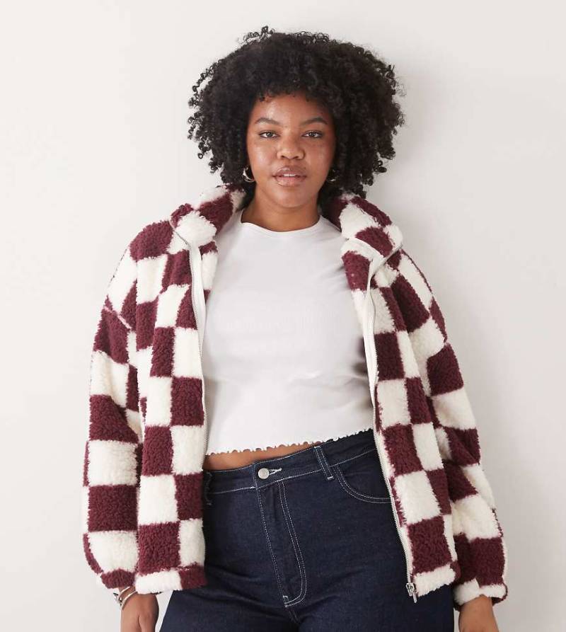Noisy May Curve - Fleecejacke in Burgunderrot mit durchgehendem Reißverschluss und Schachbrettmuster von Noisy May Curve