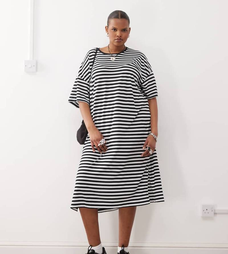 Noisy May Curve - Gestreiftes T-Shirt-Kleid in Midi-Länge in Schwarz und Weiß-Bunt von Noisy May Curve