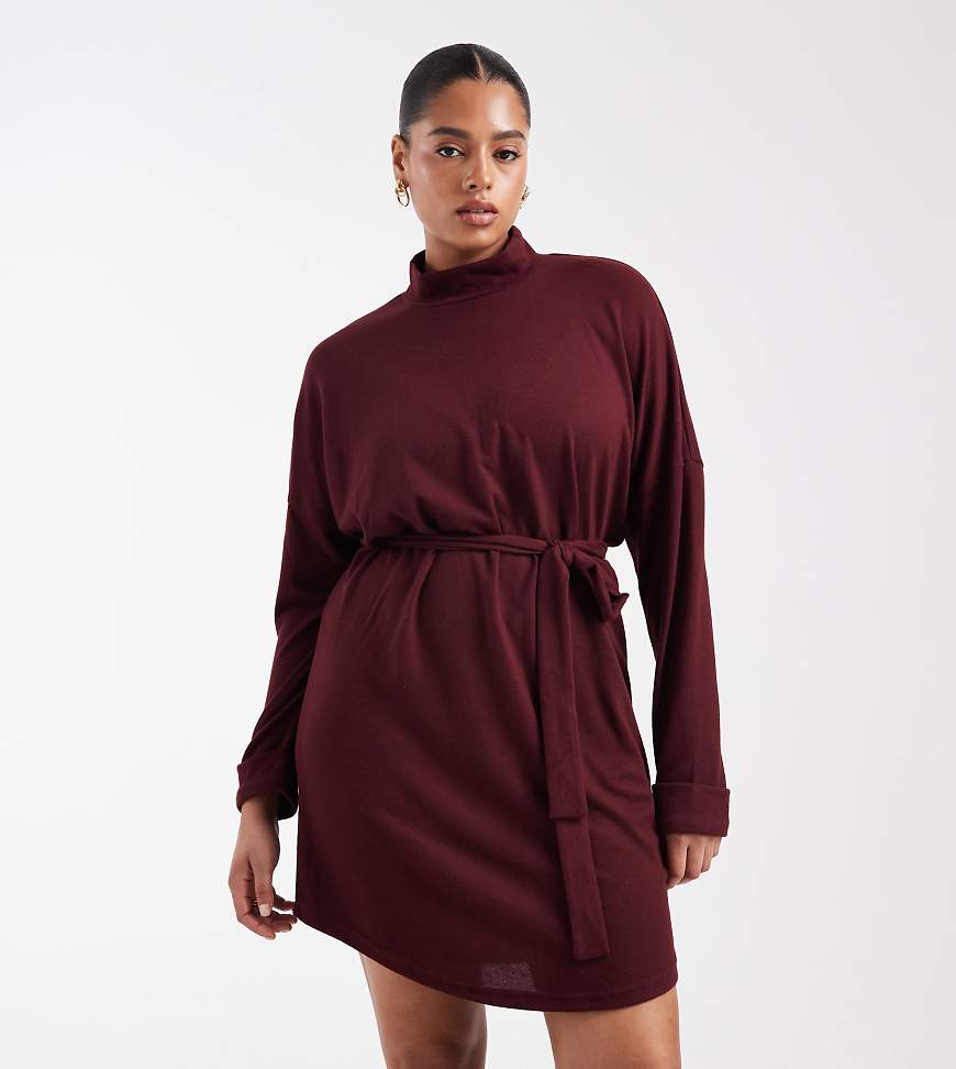 Noisy May Curve - Hochgeschlossenes, gestricktes Pulloverkleid in Burgunderrot mit Bindegürtel von Noisy May Curve