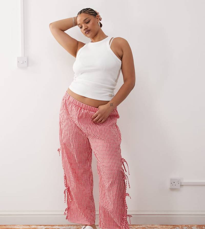 Noisy May Curve - Hose mit rotem Vichy-Karomuster, weitem Bein und Bindedetail von Noisy May Curve