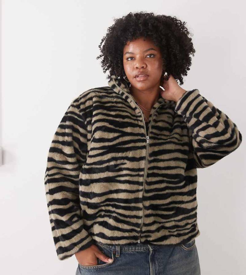 Noisy May Curve - Jacke aus Kunstpelz in Grau mit Stehkragen und Zebramuster von Noisy May Curve