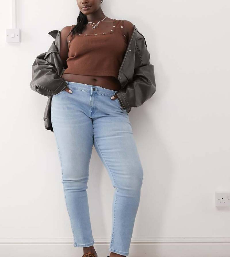 Noisy May Curve - Jen - Jeans in hellblauer Waschung mit Push-up-Effekt von Noisy May Curve