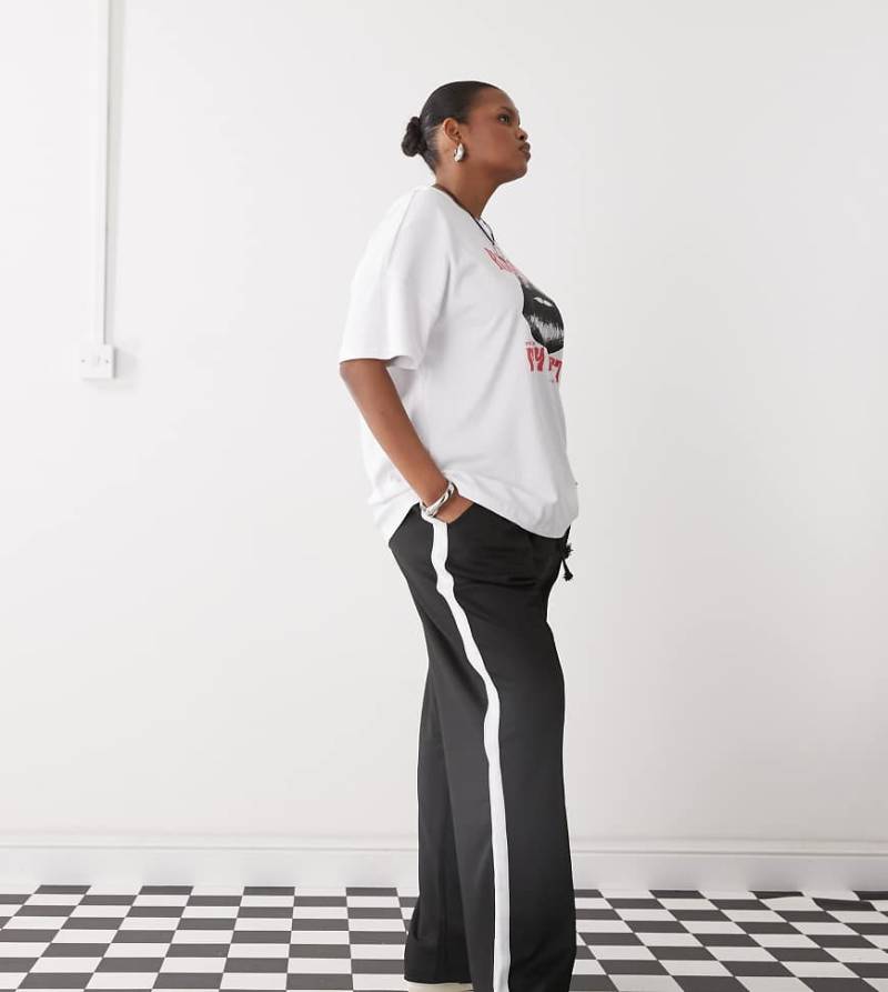 Noisy May Curve - Jogginghose in Schwarz mit weitem Bein und Seitenstreifen von Noisy May Curve