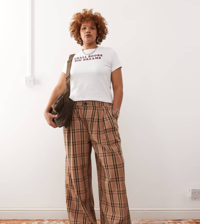 Noisy May Curve - Karierte Hose in Braun mit hohem Bund, weitem Bein und Bundfalten von Noisy May Curve