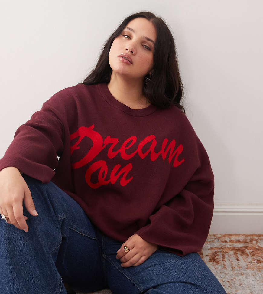 Noisy May Curve - Kastiger Strickpullover in Burgunderrot mit Rundhalsausschnitt und rotem Intarsientext von Noisy May Curve