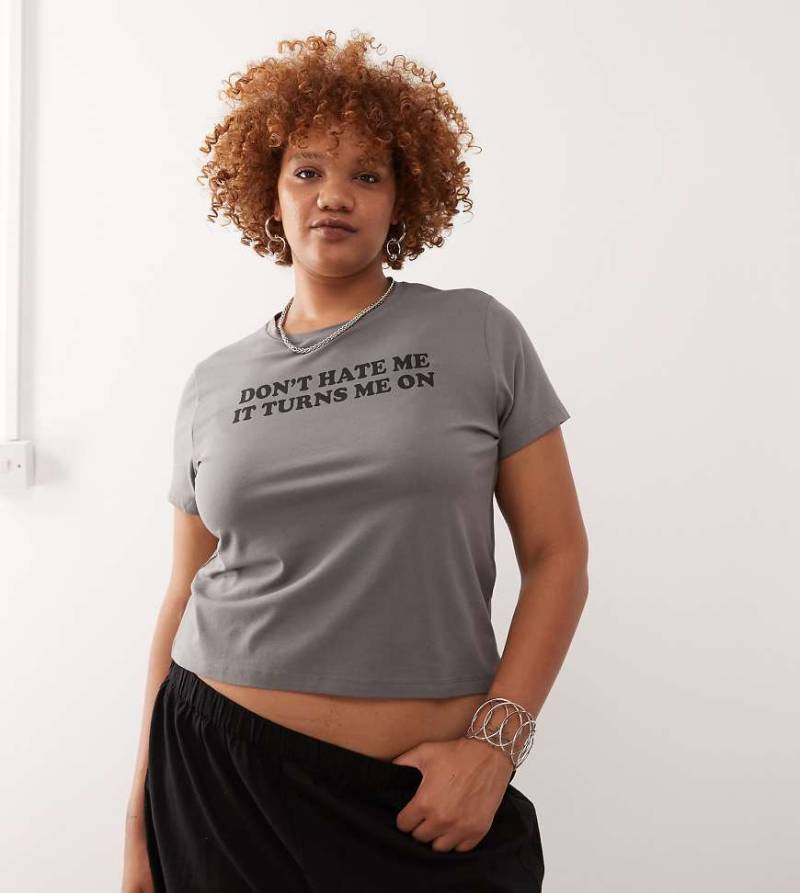 Noisy May Curve - Knapp geschnittenes T-Shirt in Anthrazit mit „Don't Hate Me"-Print-Grau von Noisy May Curve