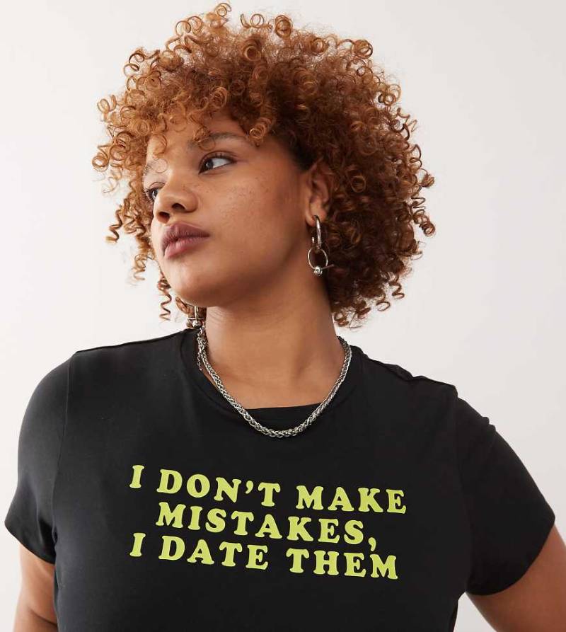 Noisy May Curve - Knapp geschnittenes T-Shirt in Schwarz mit „Mistakes"-Print von Noisy May Curve