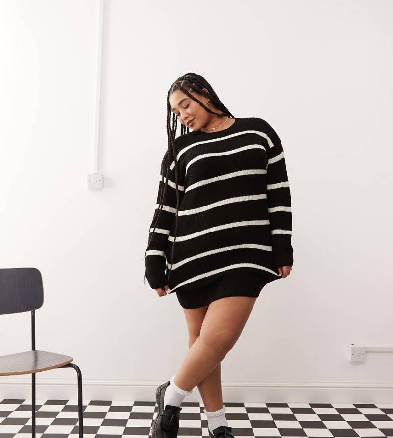 Noisy May Curve - Locker sitzendes Strickkleid in Schwarz mit cremefarbenen Streifen von Noisy May Curve