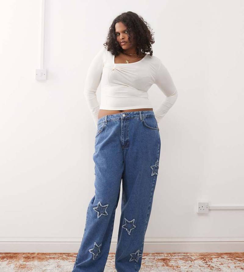 Noisy May - Curve - Jeans in mittelblauer Waschung mit weitem Bein und Sternen-Patches von Noisy May Curve