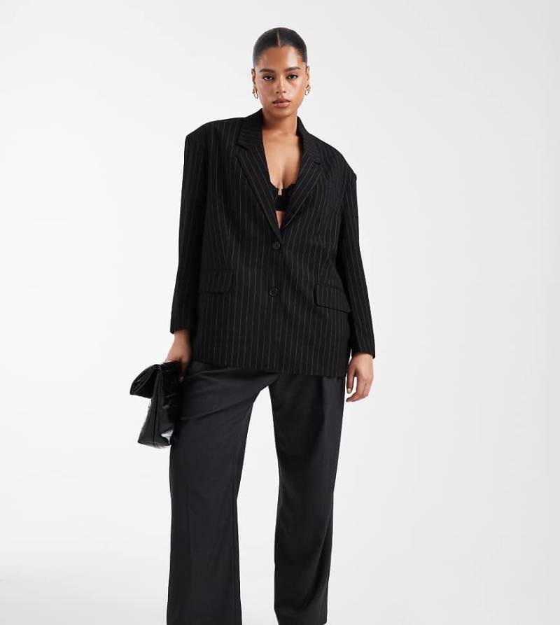 Noisy May Curve - Oversize-Blazer in Schwarz mit Nadelstreifen von Noisy May Curve
