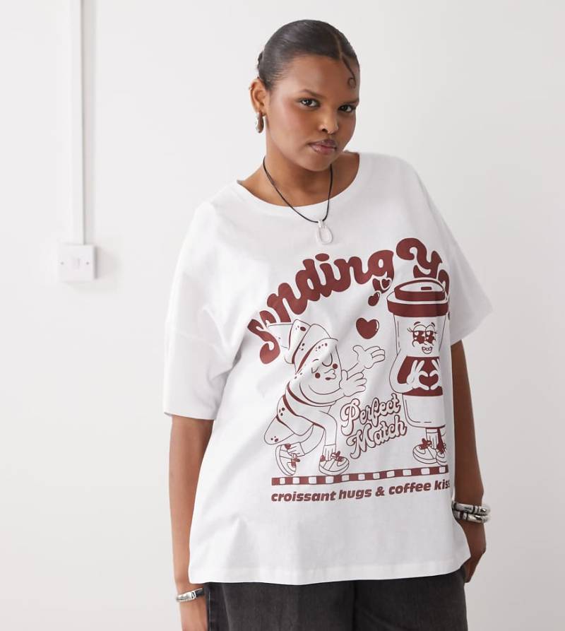 Noisy May Curve - Oversize-T-Shirt in Weiß mit Kaffeeprint von Noisy May Curve