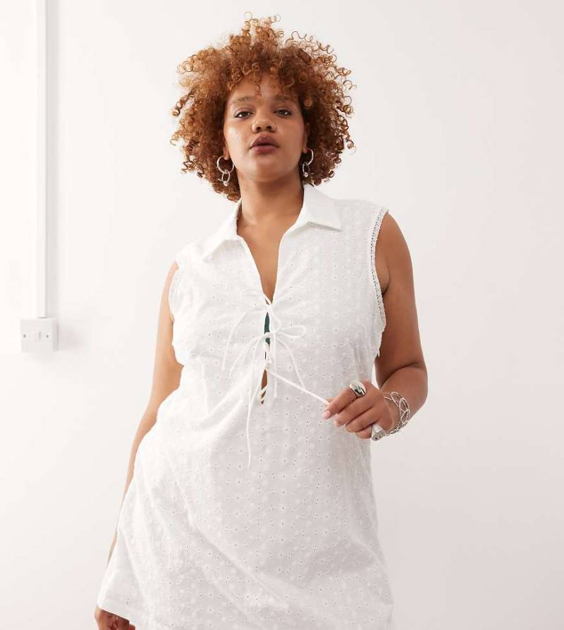 Noisy May Curve - Polokleid in Weiß mit Lochstickerei und Bindedetails vorn von Noisy May Curve