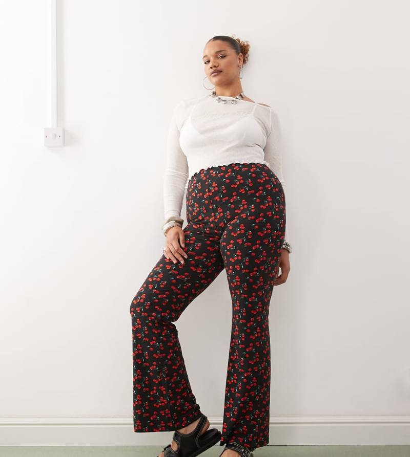 Noisy May Curve - Schlaghose mit Kirschmuster-Schwarz von Noisy May Curve