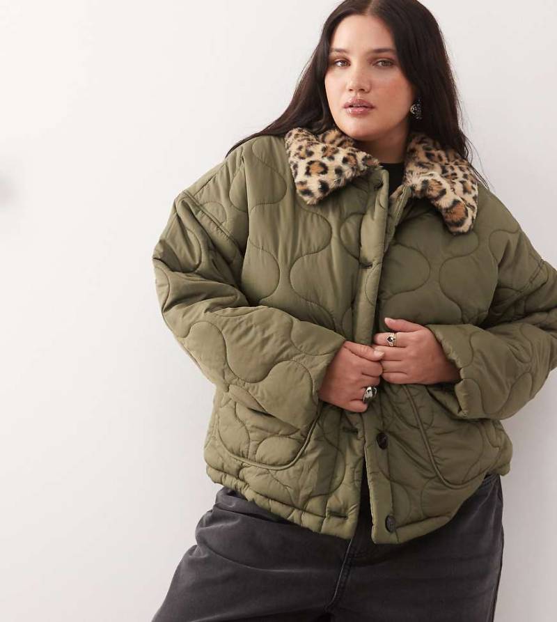 Noisy May Curve - Steppmantel in Khaki mit Kunstpelz-Kragen samt Leopardenmuster-Grün von Noisy May Curve