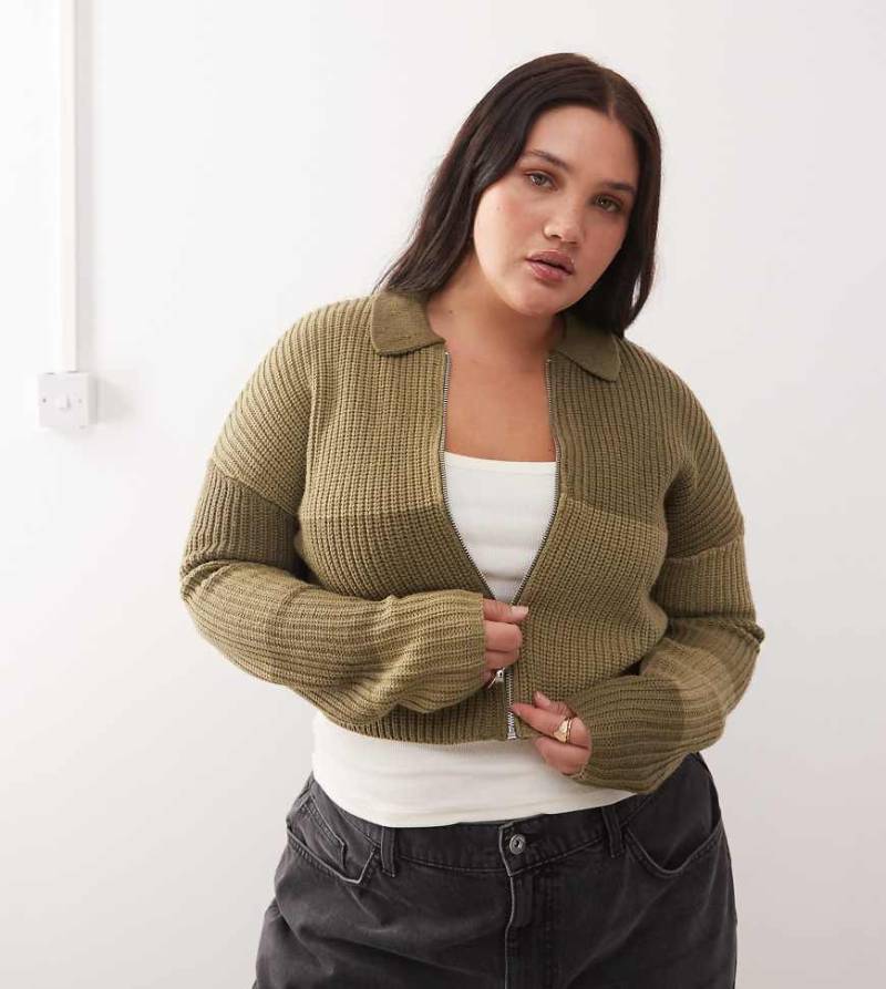 Noisy May Curve - Strickjacke in Khaki mit Polokragen, Zopfmuster und durchgehendem Reißverschluss-Grün von Noisy May Curve